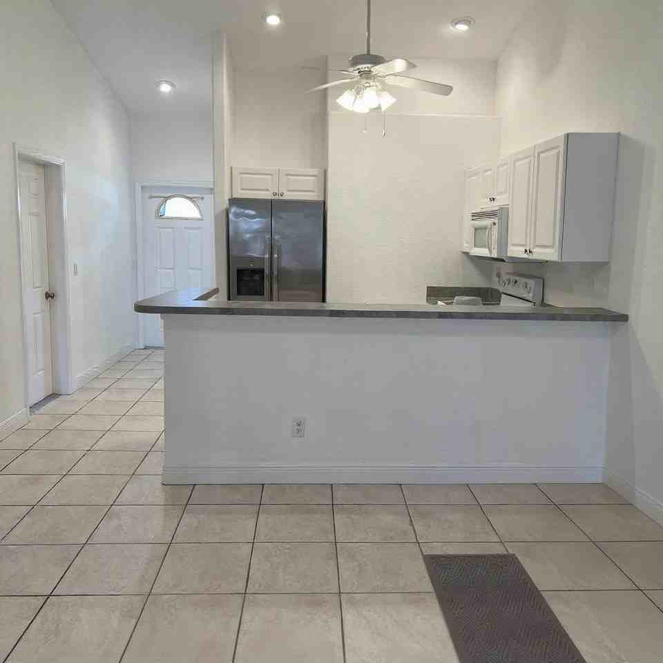 711 Se 12th Ct #NA - Photo 4 of 13