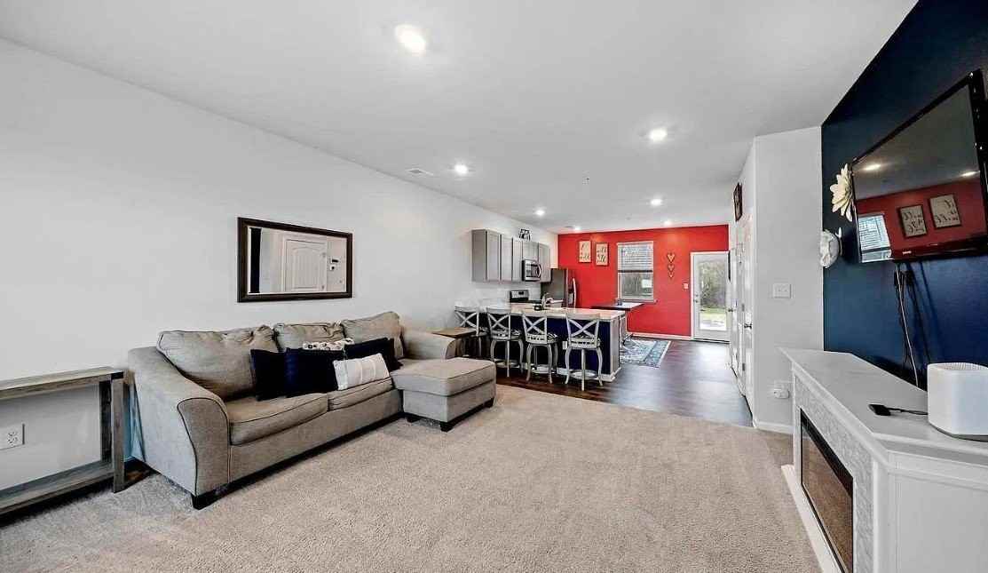 371 Wheatfield Dr - Photo 4 of 20