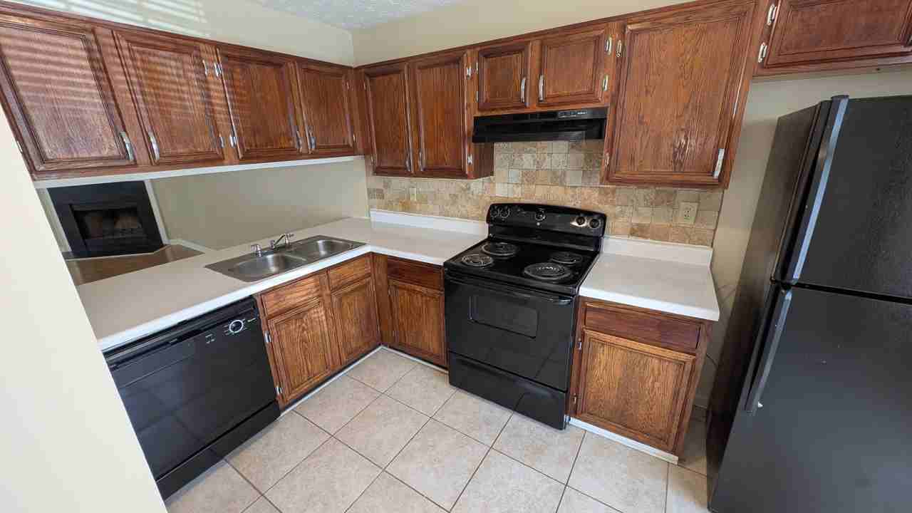 3909 Meadow Creek Dr - Photo 3 of 15