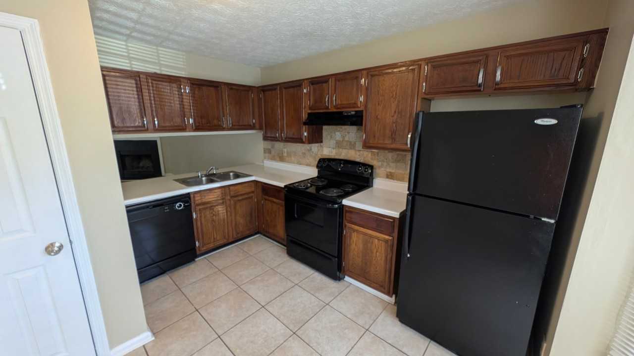 3909 Meadow Creek Dr - Photo 4 of 15