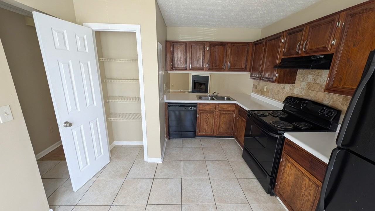 3909 Meadow Creek Dr - Photo 6 of 15