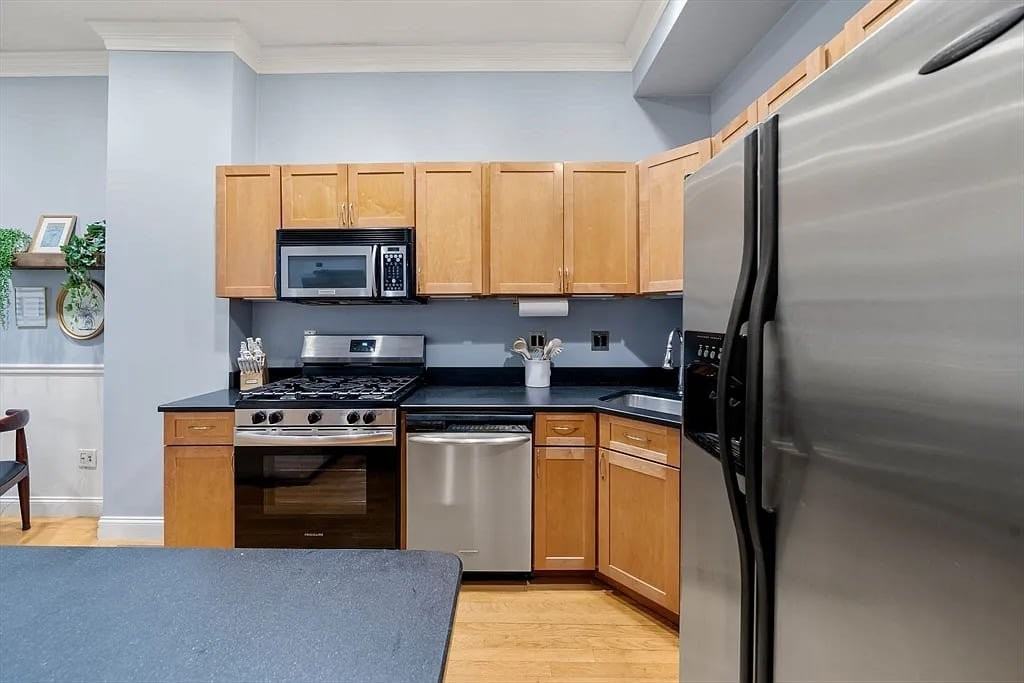 691 E 8th St - Photo 5 of 8