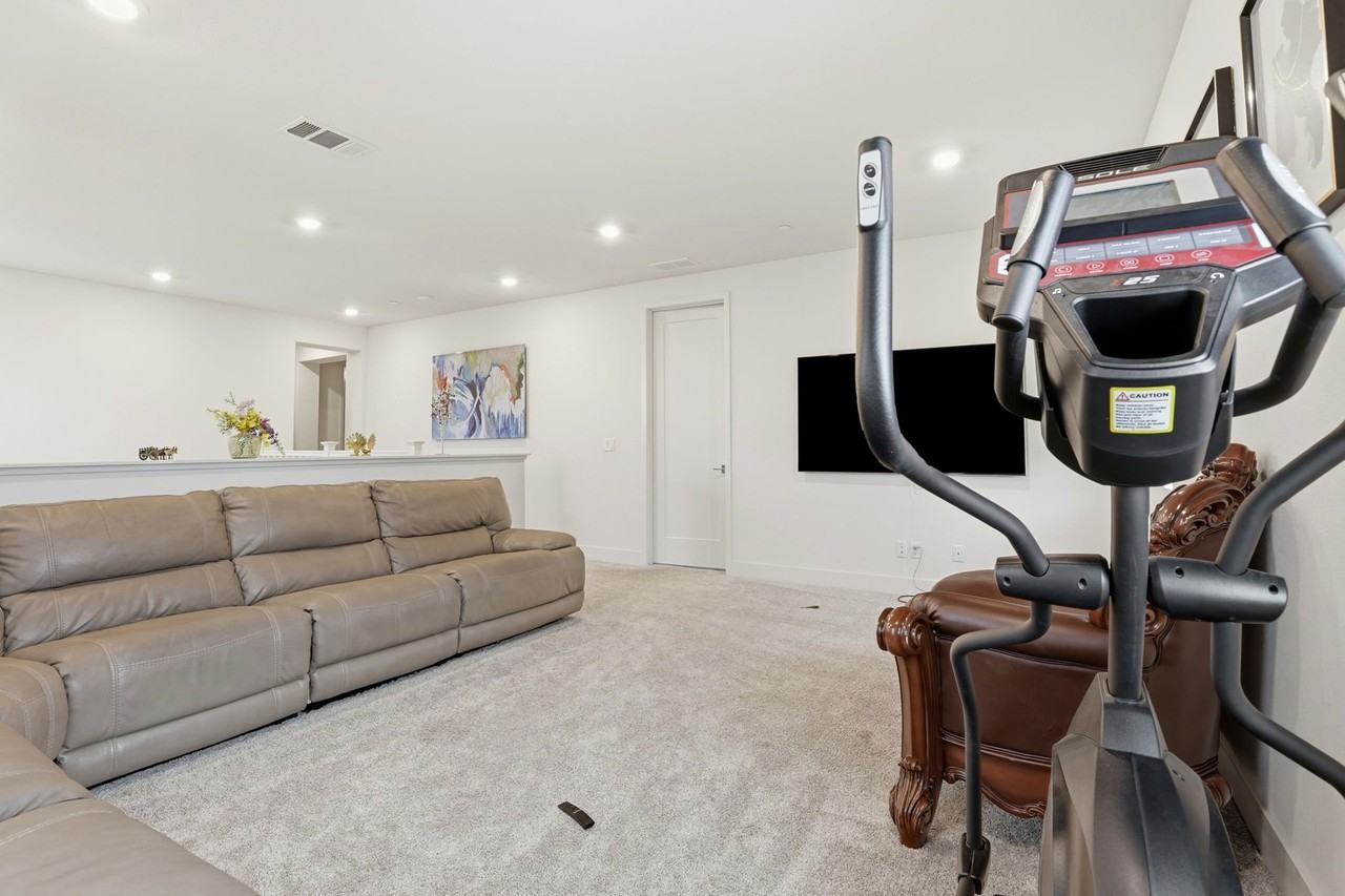 3037 Copley Dr - Photo 3 of 20