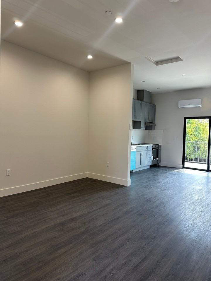 1702 S Hoover St #202 - Photo 2 of 9