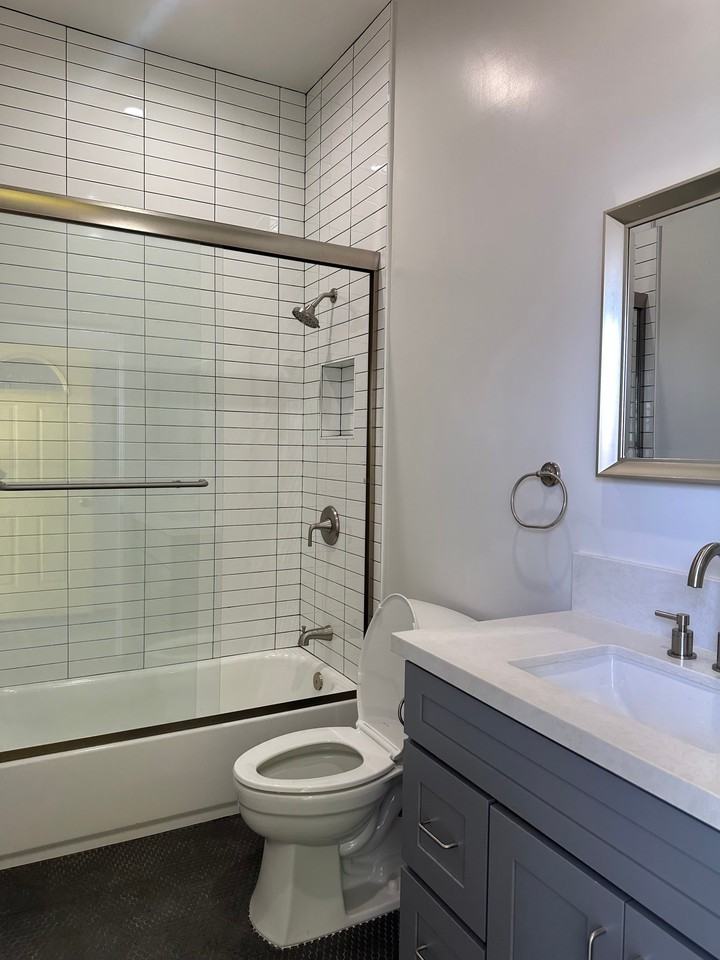 1702 S Hoover St #202 - Photo 5 of 9