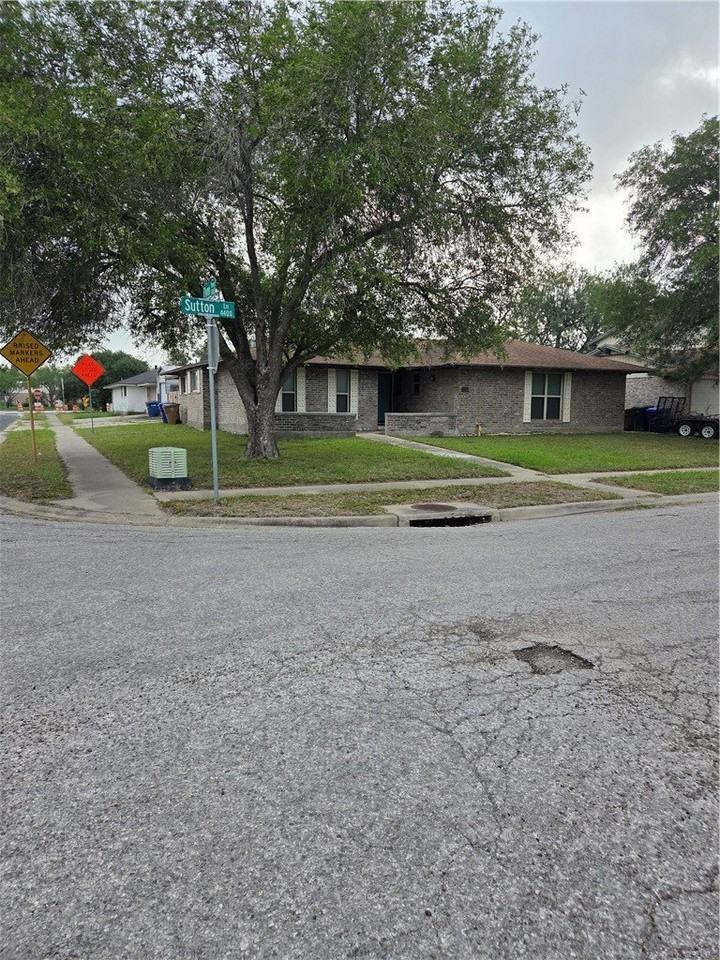 4402 Sutton Ln