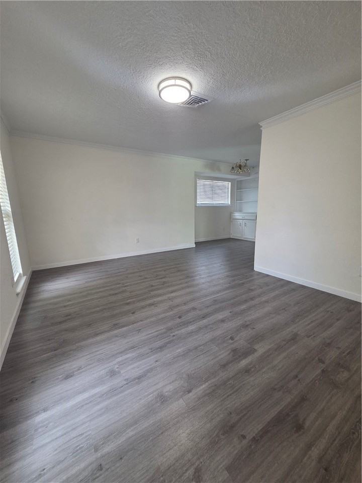 4402 Sutton Ln - Photo 5 of 19