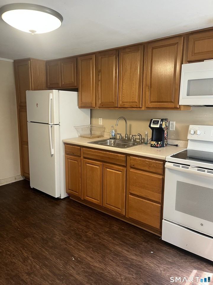 267 Rockwell St #1stFL - Photo 3 of 12