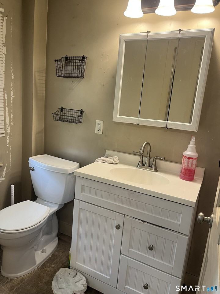 267 Rockwell St #1stFL - Photo 6 of 12