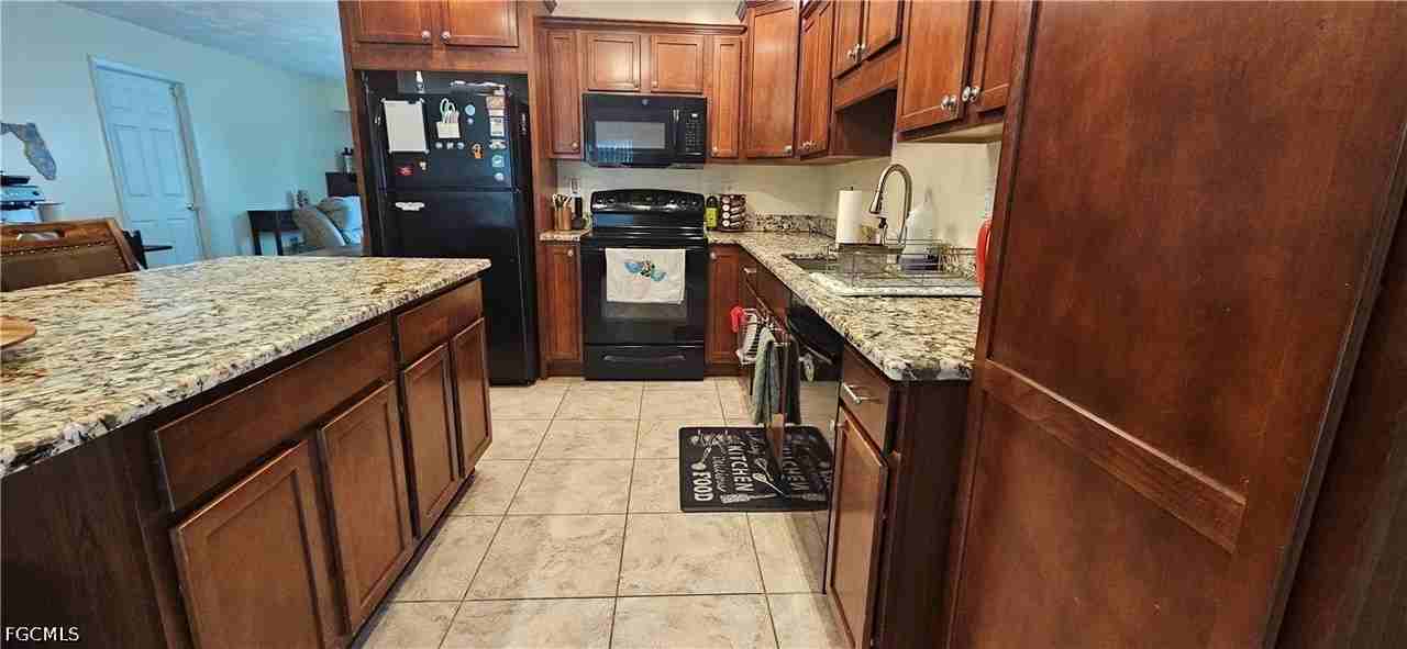 1823 Se 15th St - Photo 4 of 24