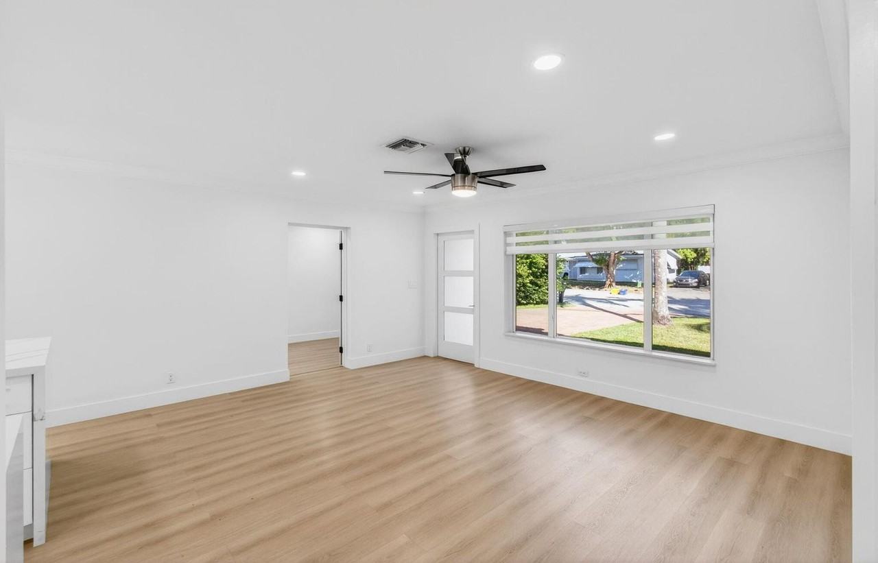 360 Sw 2nd St - Photo 4 of 8