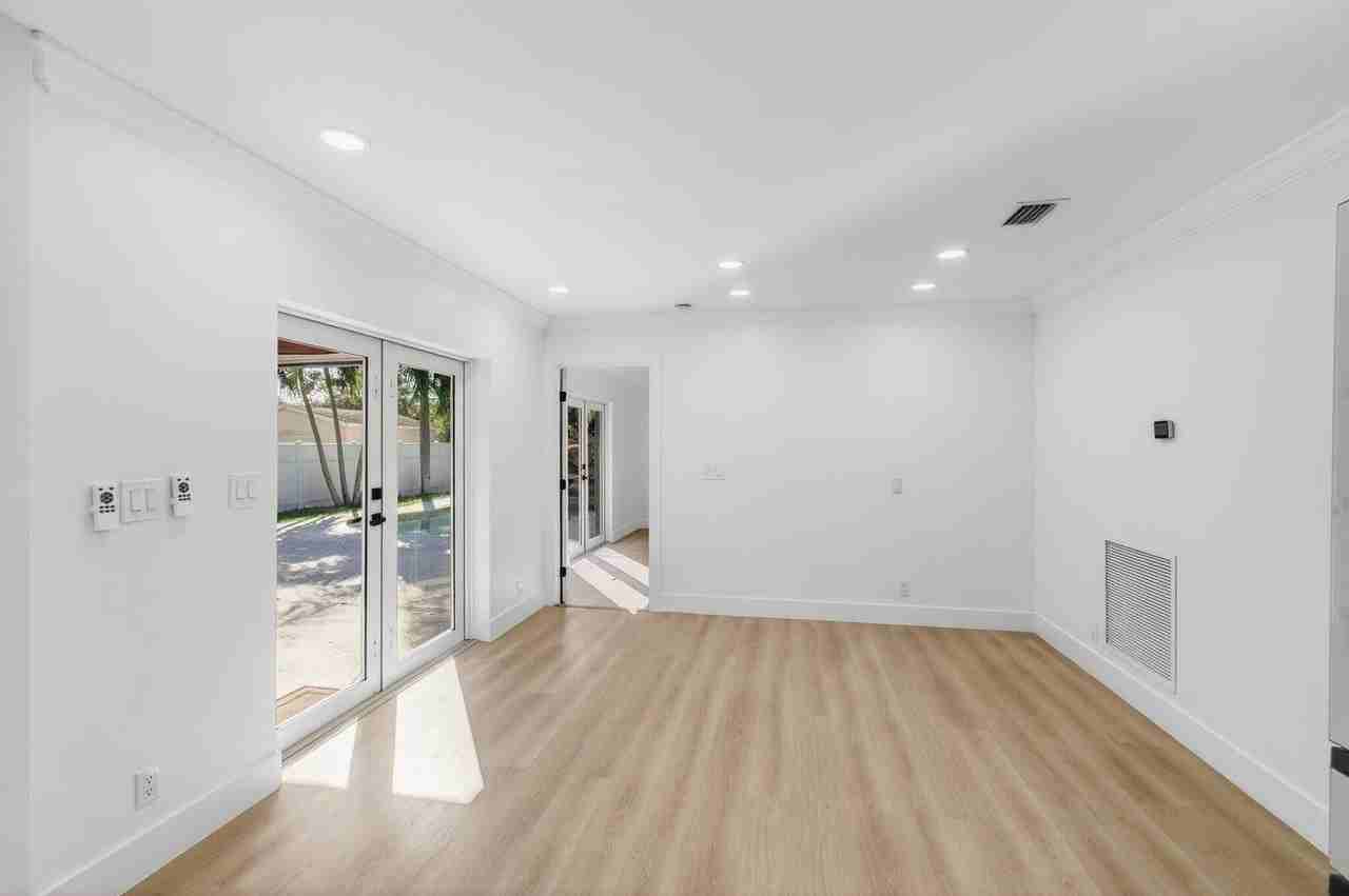 360 Sw 2nd St - Photo 6 of 8