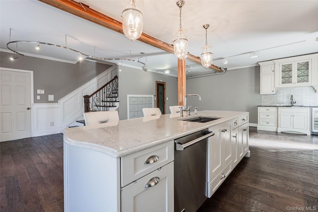 606 E Jericho Tpke - Photo 2 of 18