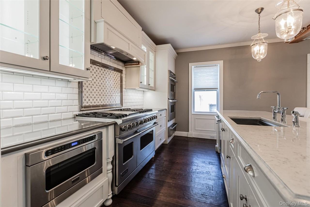 606 E Jericho Tpke - Photo 3 of 18