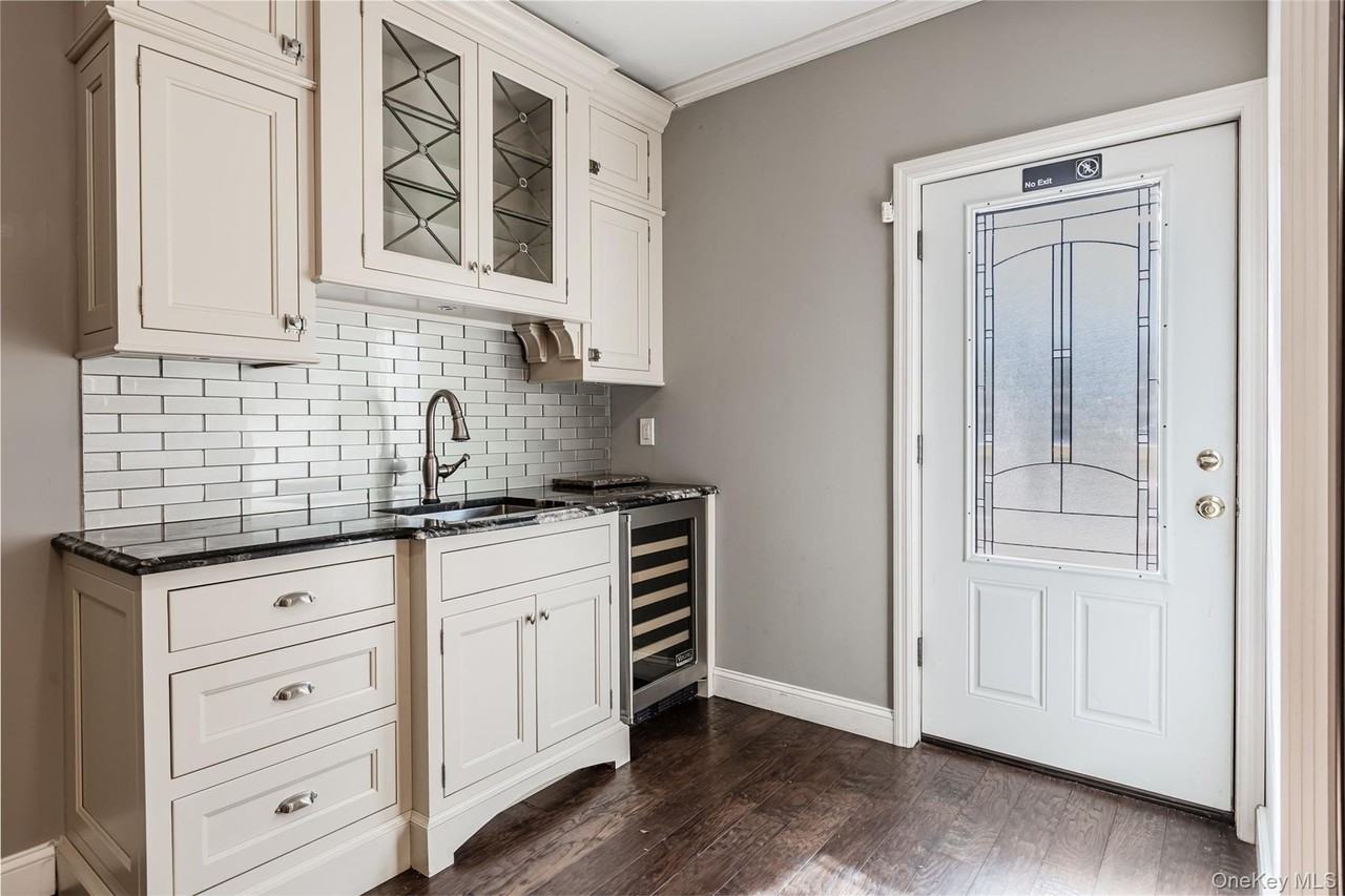 606 E Jericho Tpke - Photo 4 of 18