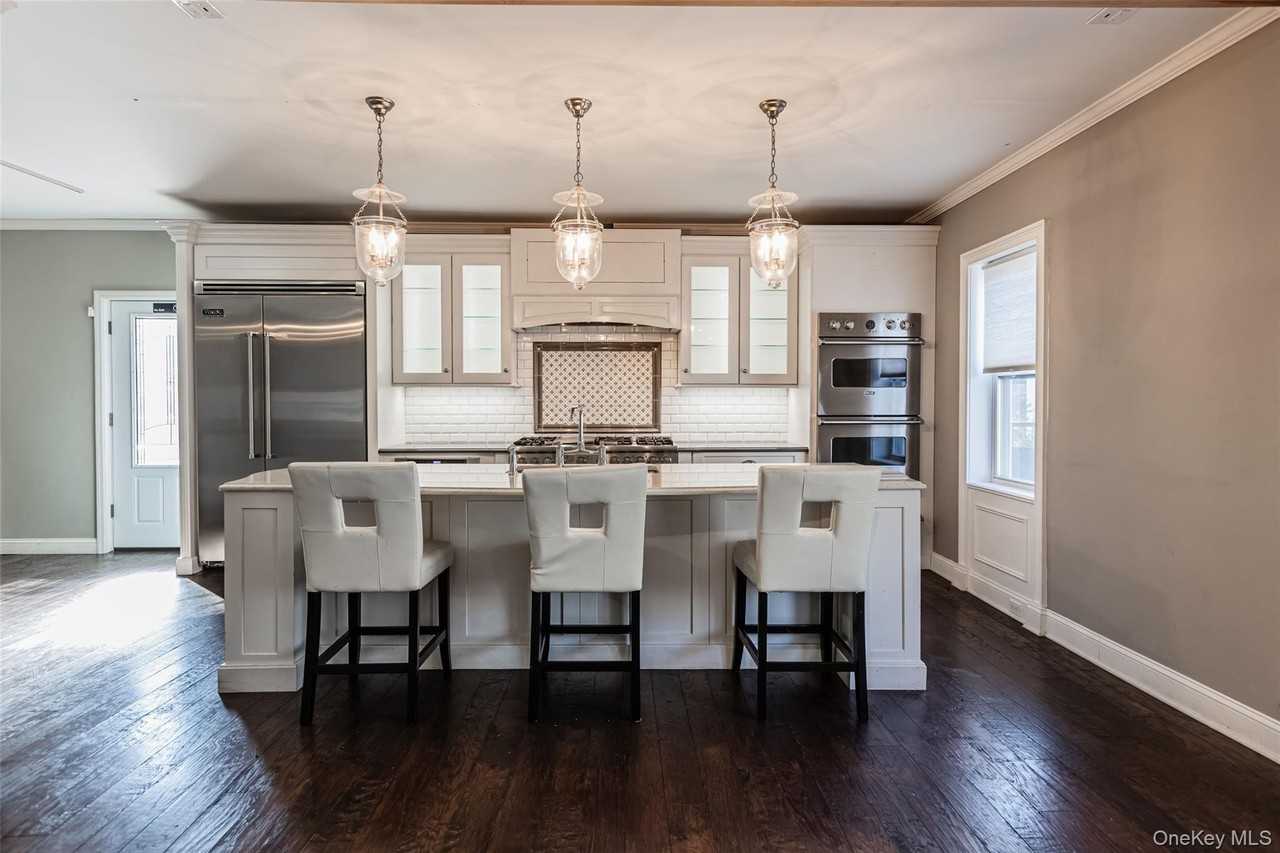 606 E Jericho Tpke - Photo 5 of 18