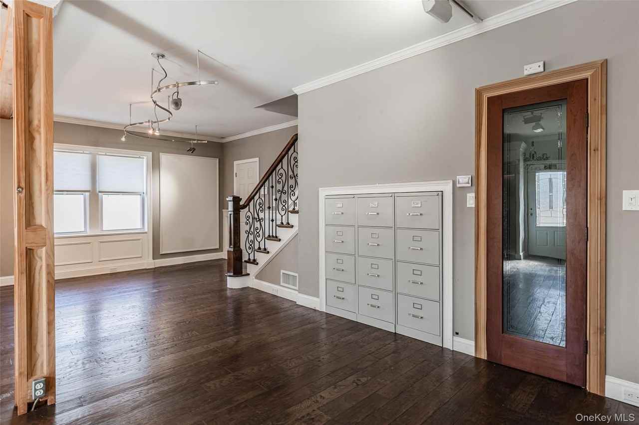 606 E Jericho Tpke - Photo 6 of 18