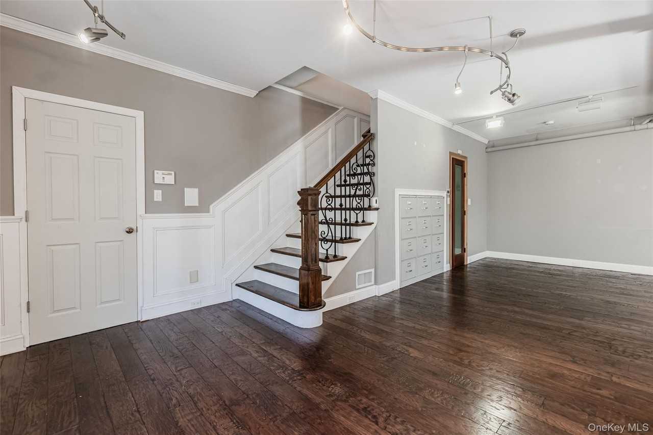 606 E Jericho Tpke - Photo 7 of 18