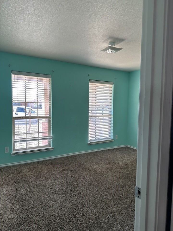 8732 Rainbow Dr - Photo 4 of 6