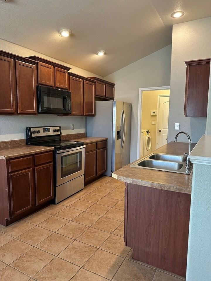 8732 Rainbow Dr - Photo 5 of 6