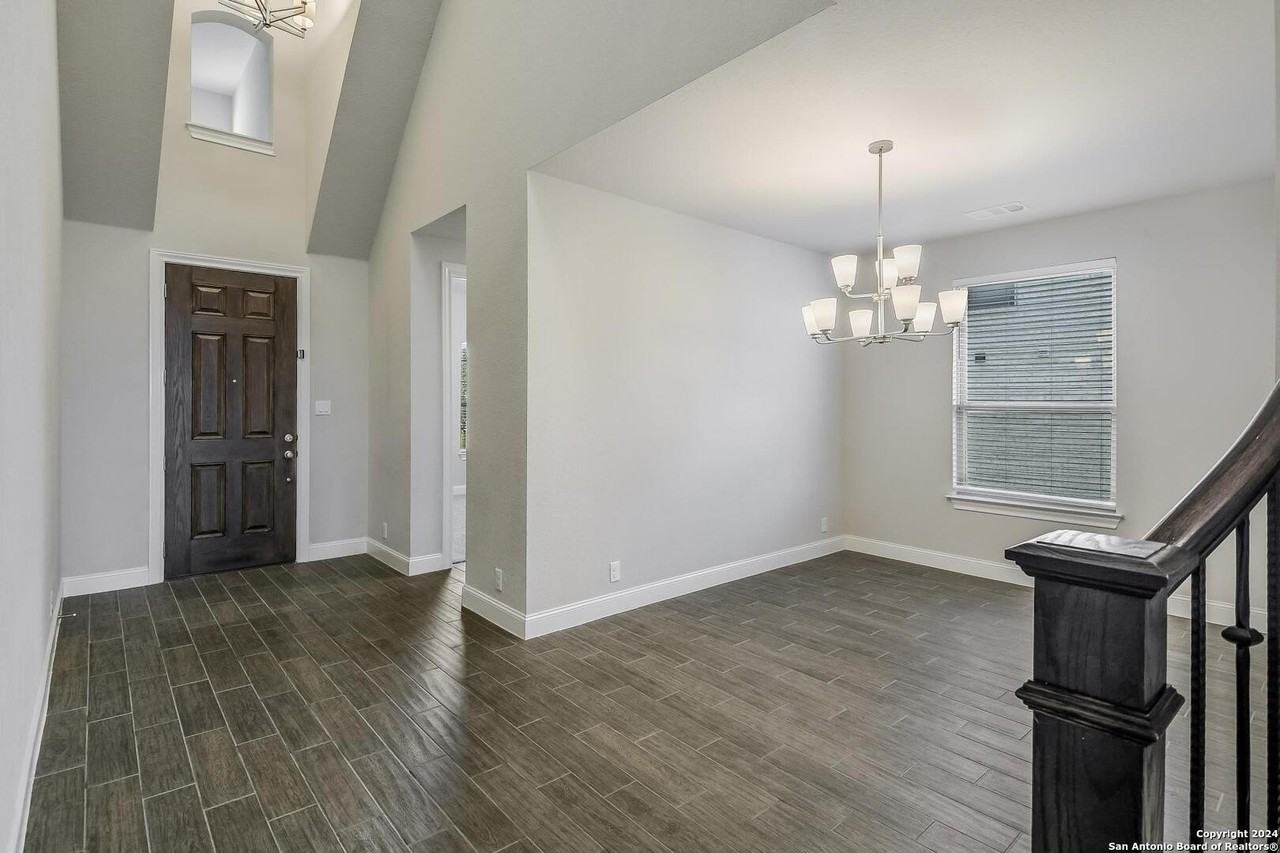 1823 Falstaff - Photo 3 of 38