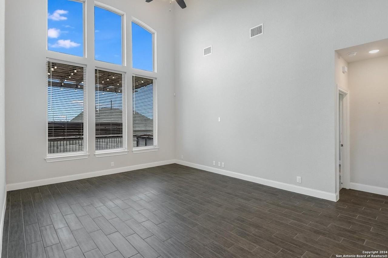 1823 Falstaff - Photo 4 of 38