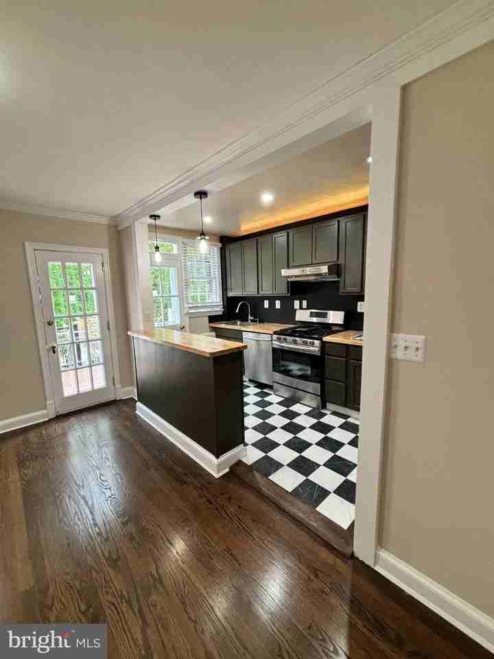3756 W St Nw - Photo 6 of 20