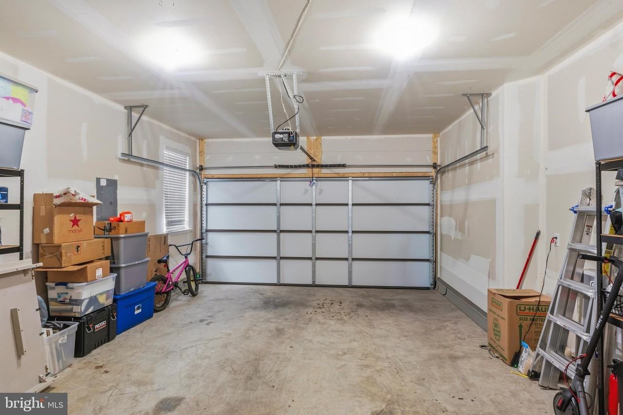 870 Amity St - Photo 5 of 50