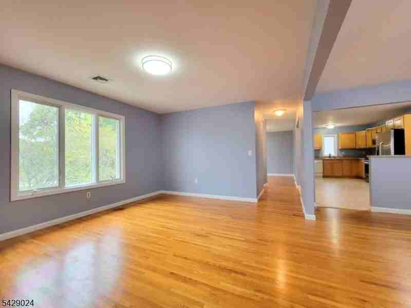 154 Norwood Ave - Photo 4 of 16