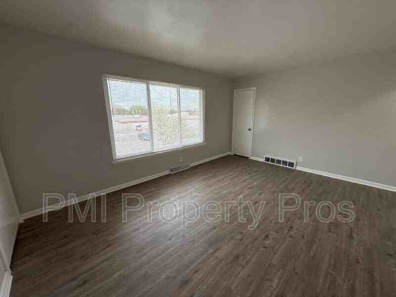 7701 W Hampton Ave #7 - Photo 4 of 17