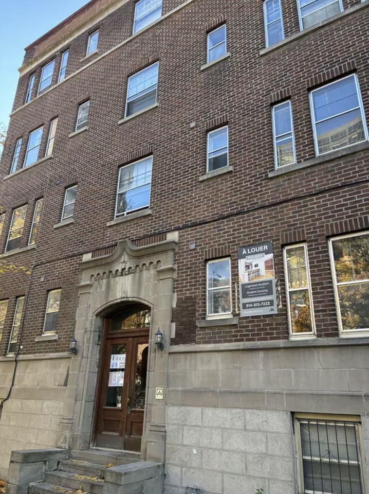 3660 Rue Hutchison #12 - Photo 3 of 4