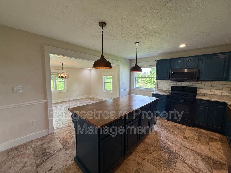 5611 Seybold Rd - Photo 7 of 19
