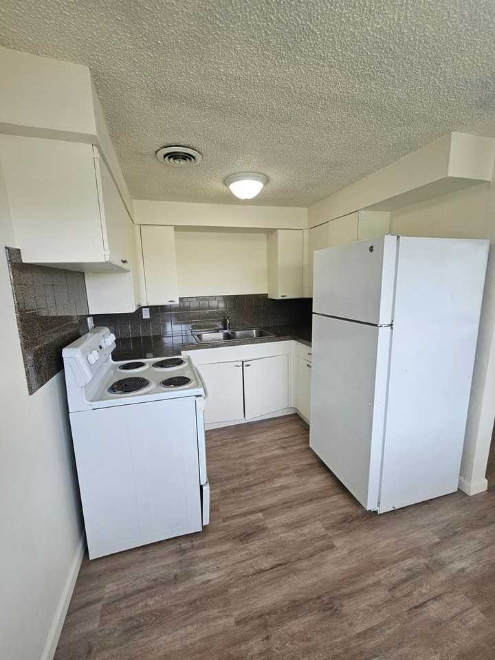 601 S Division St #13 - Photo 3 of 8