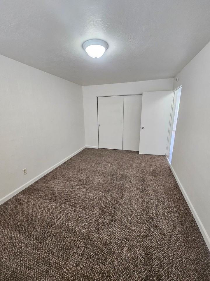 601 S Division St #13 - Photo 6 of 8