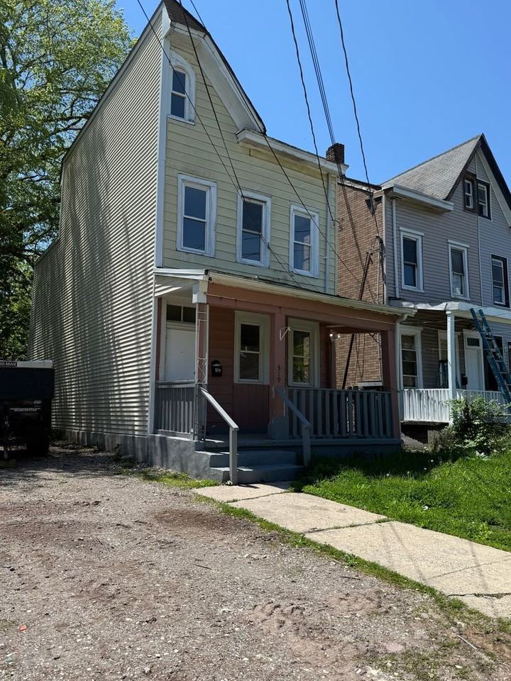 319 Rutherford Ave - Photo 5 of 26