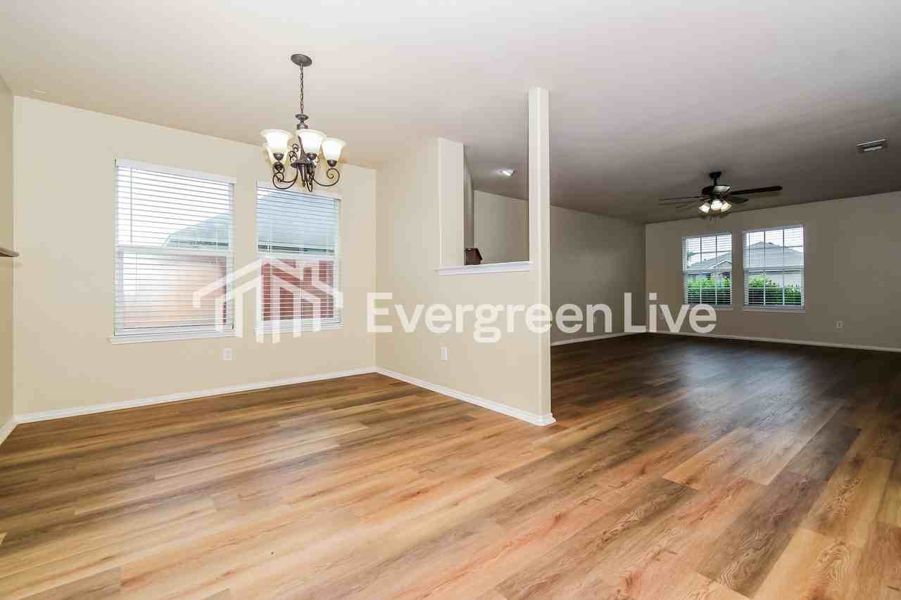 528 Silverleaf Ct - Photo 4 of 15