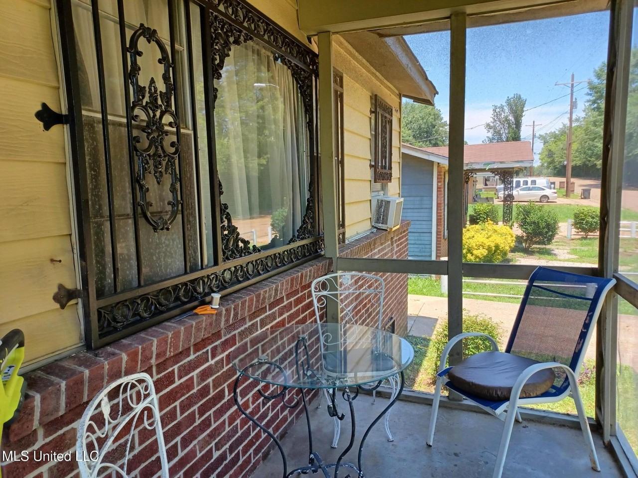 4007 Parkway Ave - Photo 2 of 5