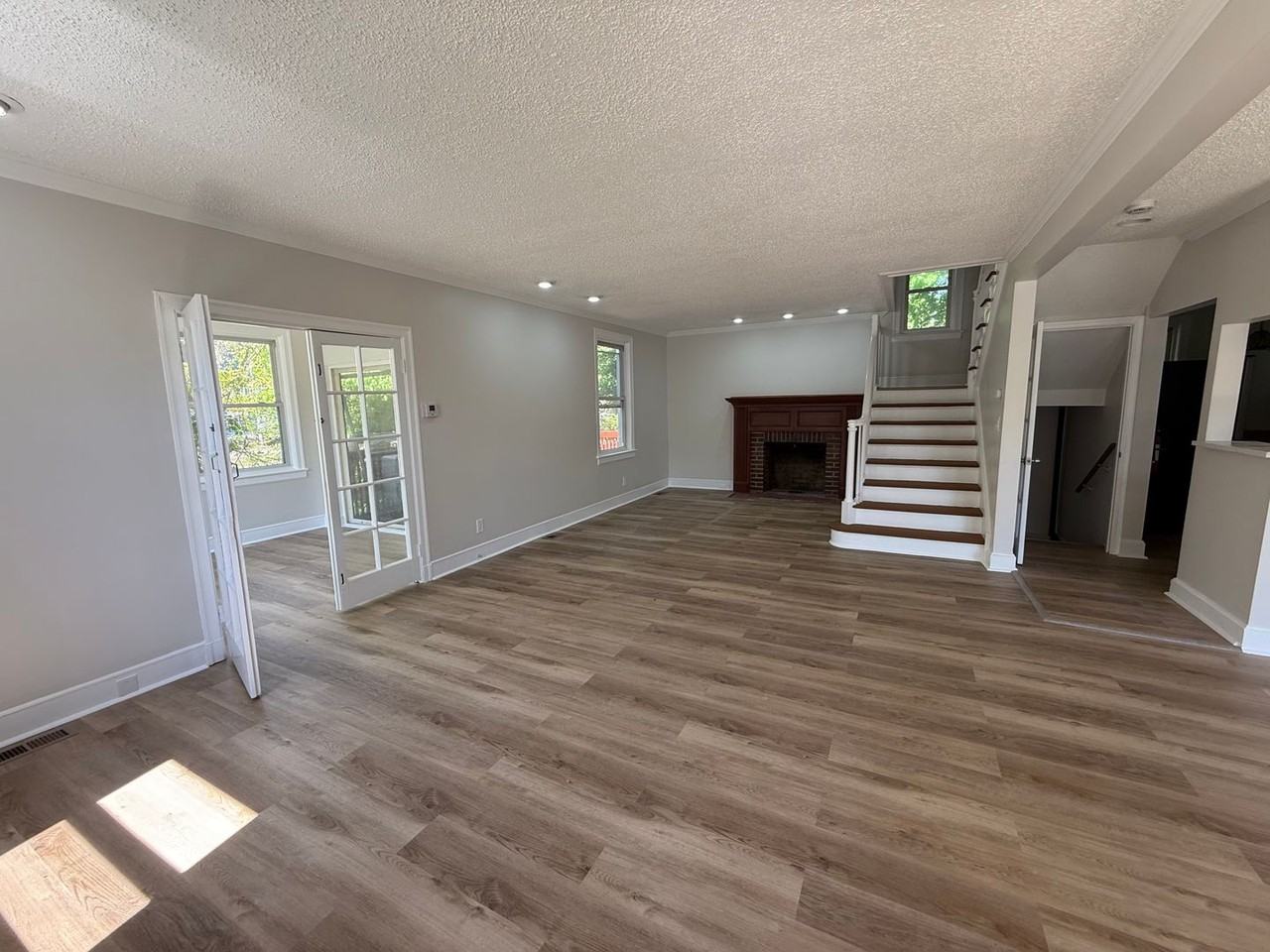 450 Rutherford Ave - Photo 5 of 33