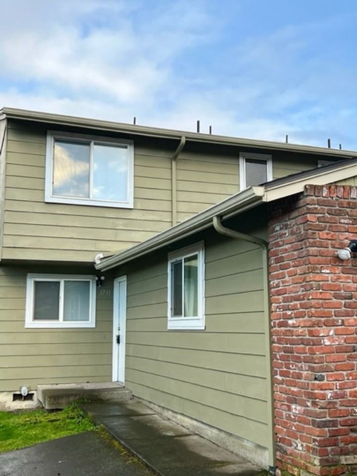 Salishan 4-Plex - Photo 2 of 20