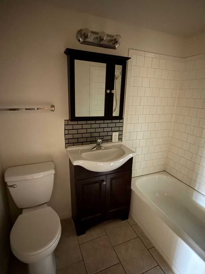 643 643 E 26th - 4 #4 - Photo 6 of 8