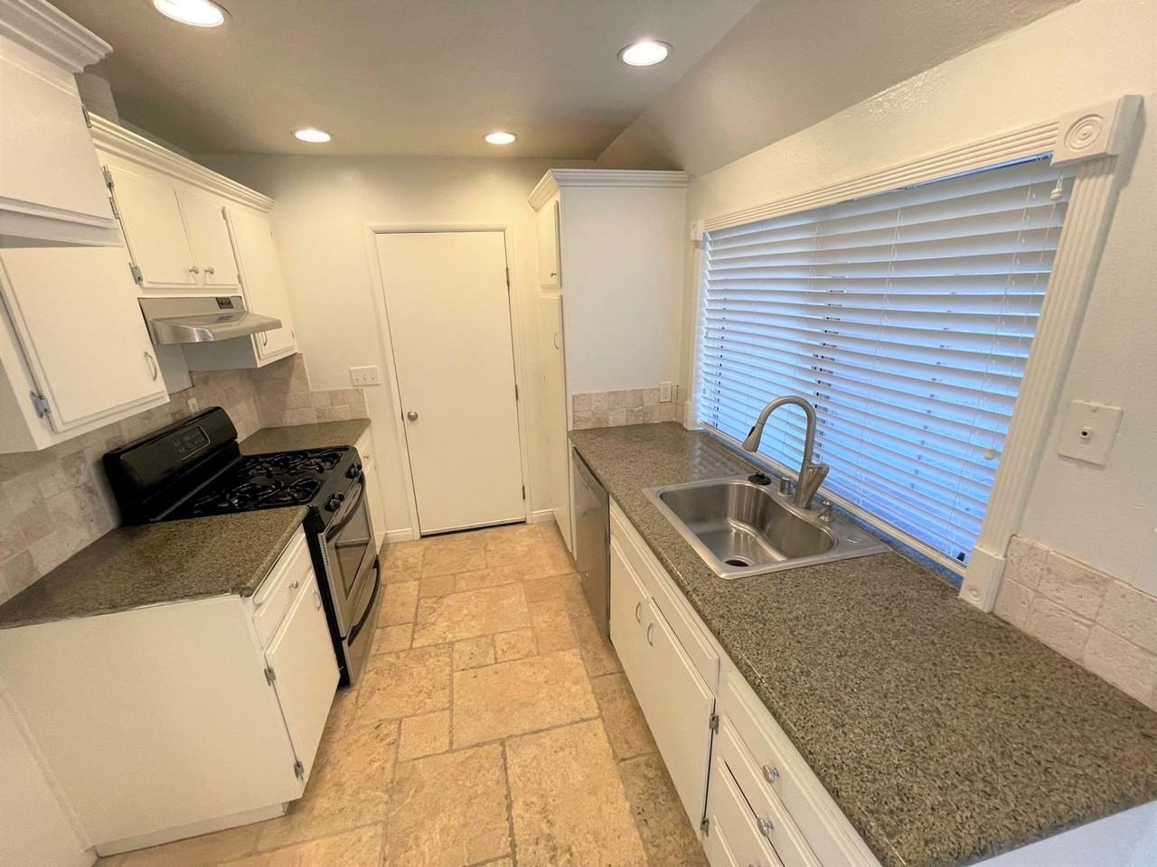 1128 Okapi Ln - Photo 7 of 27