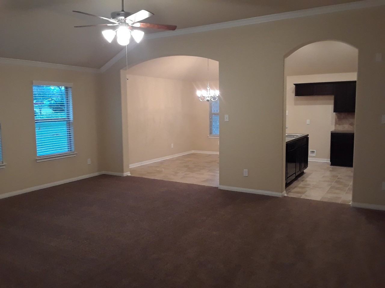 13349 Bunker Hill Dr - Photo 3 of 10