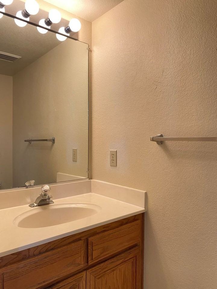 8916 Gemwood Way - Photo 3 of 33