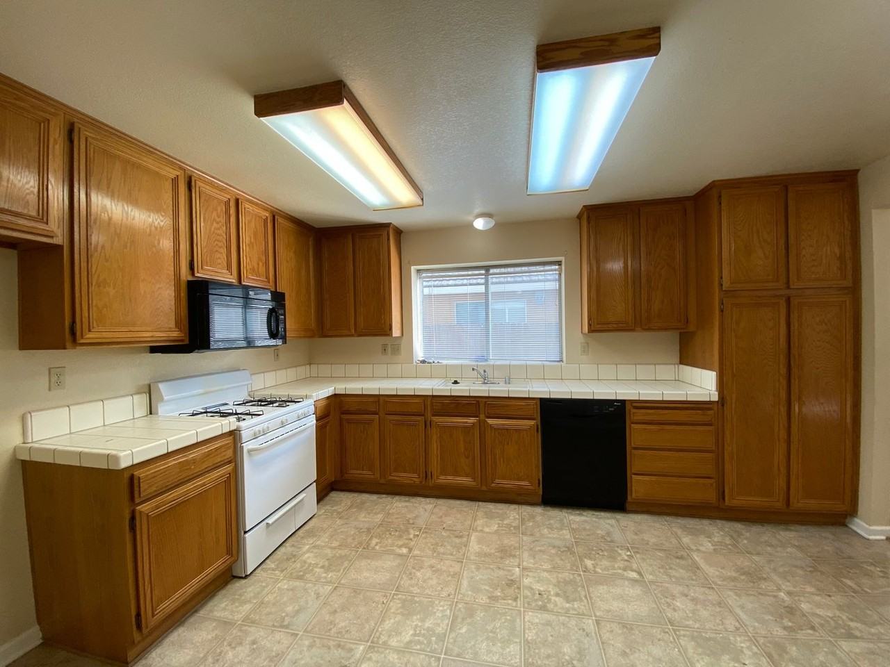 8916 Gemwood Way - Photo 4 of 33