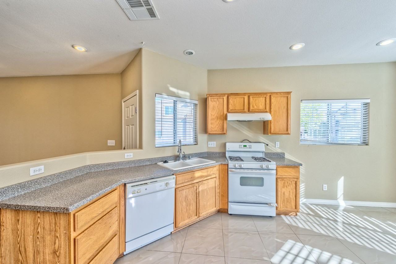9926 Star Lake Ave - Photo 3 of 16