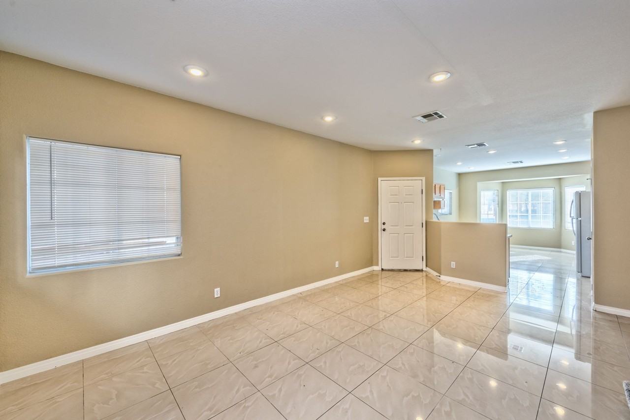 9926 Star Lake Ave - Photo 5 of 16