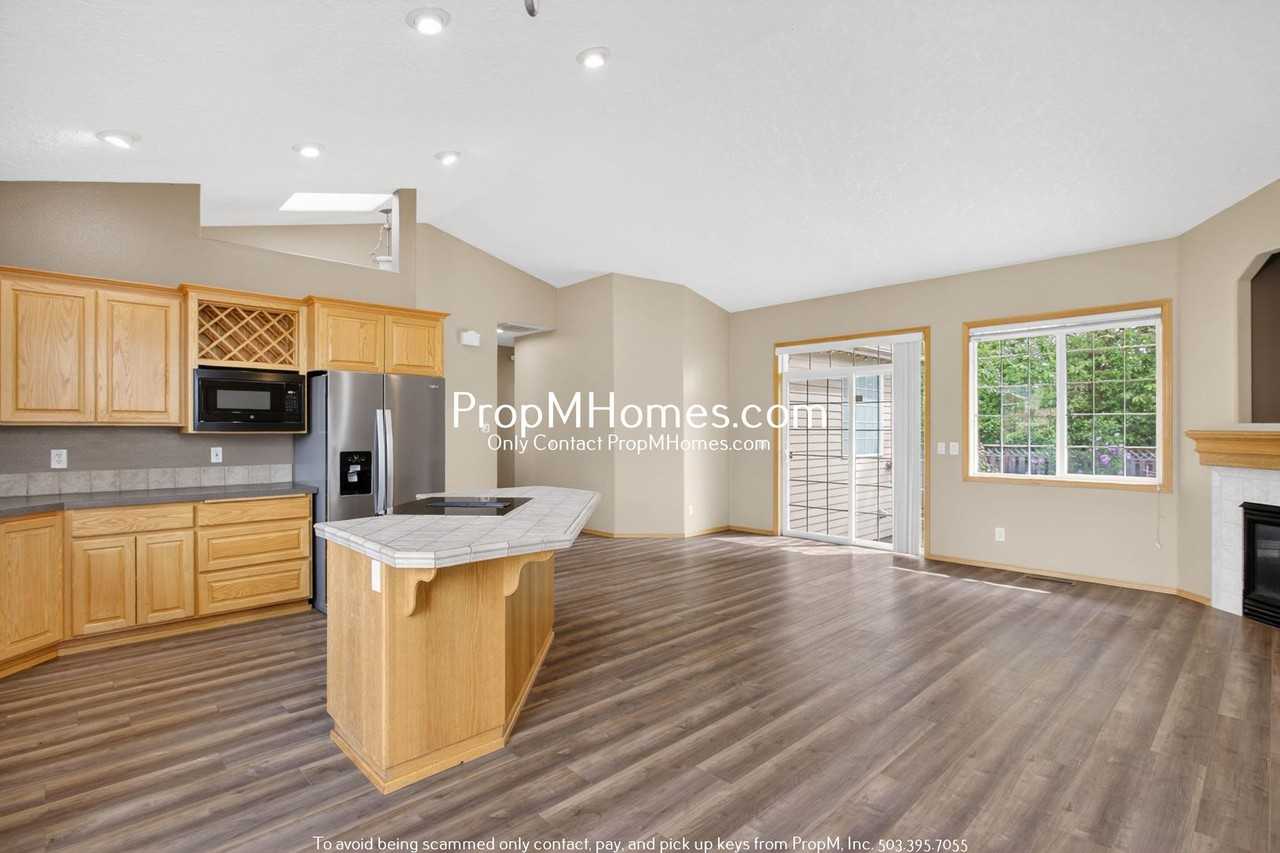 13898 Se Rogers Ln - Photo 2 of 26
