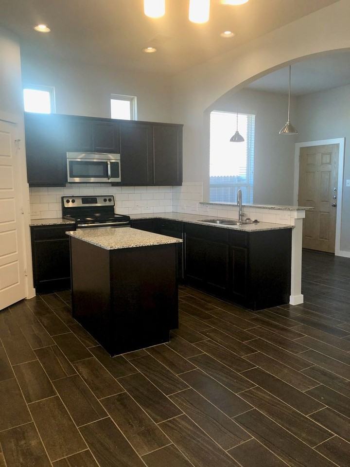 925 Chaparral Trl - Photo 2 of 18
