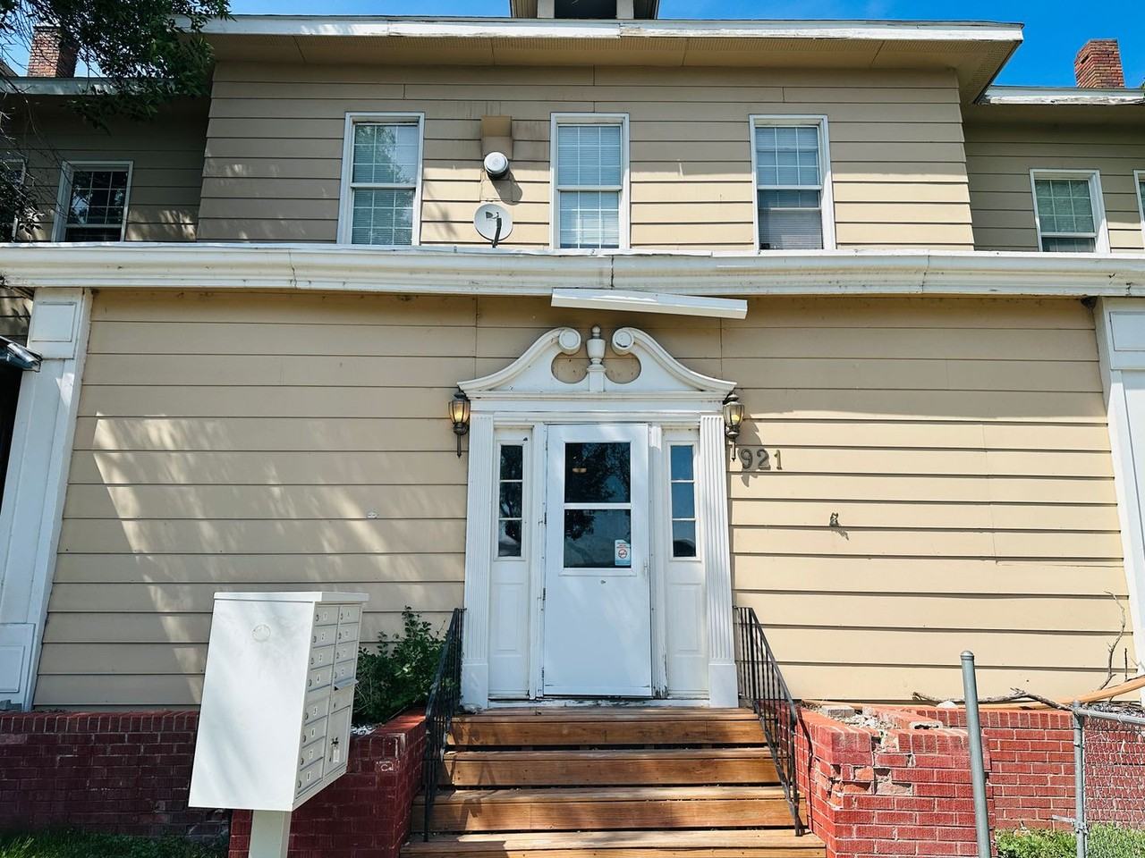 921 E 4th St #15 - Photo 5 of 20