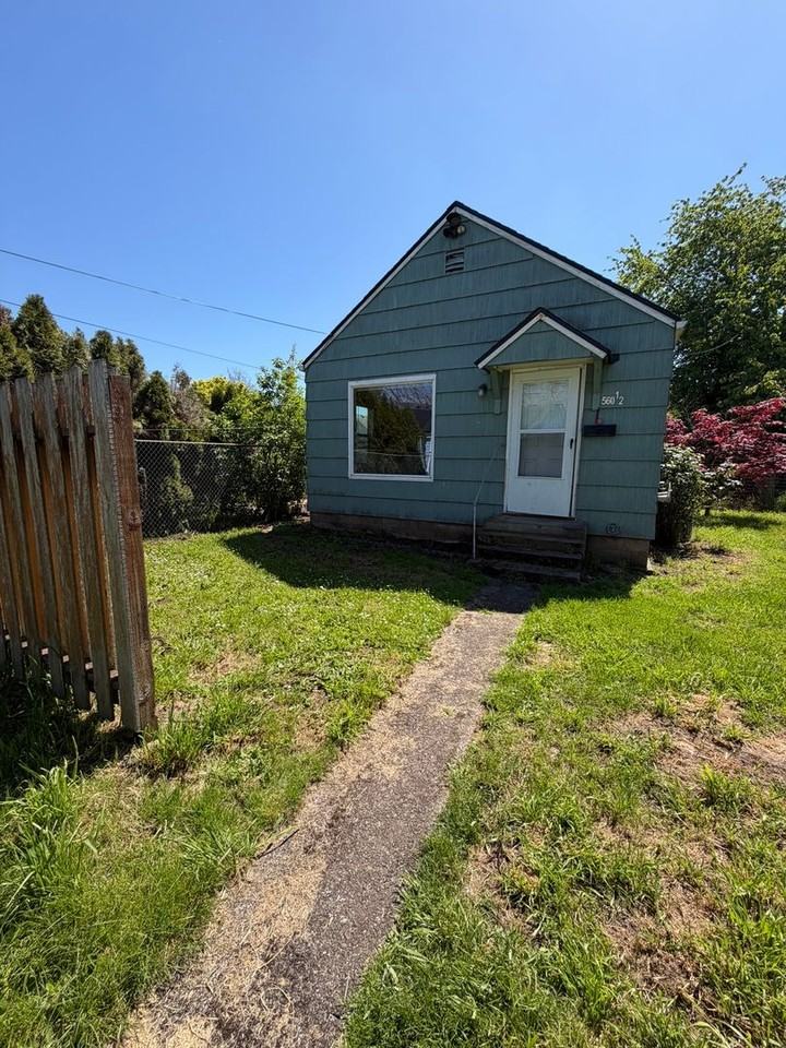 560 1/2 W Ash St - Photo 3 of 15